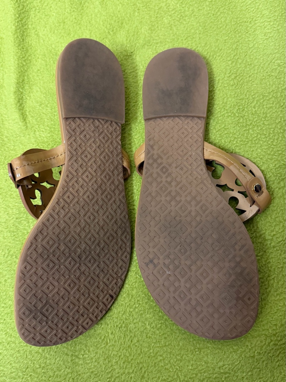 Tory Burch Women’s Tan Miller Patent Leather Thong Sandals size 8 - Picture 2 of 4